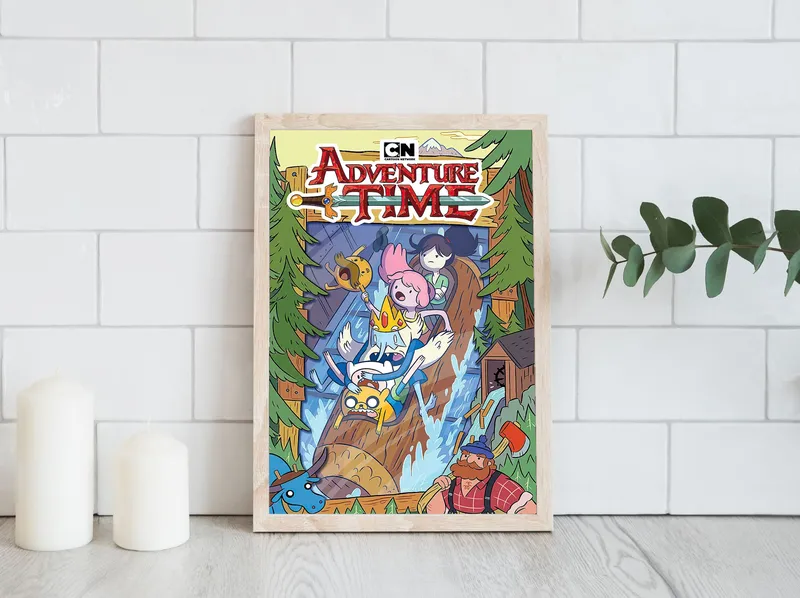 Постер «Время приключений. Спуск по воде» над диваном в гостиной