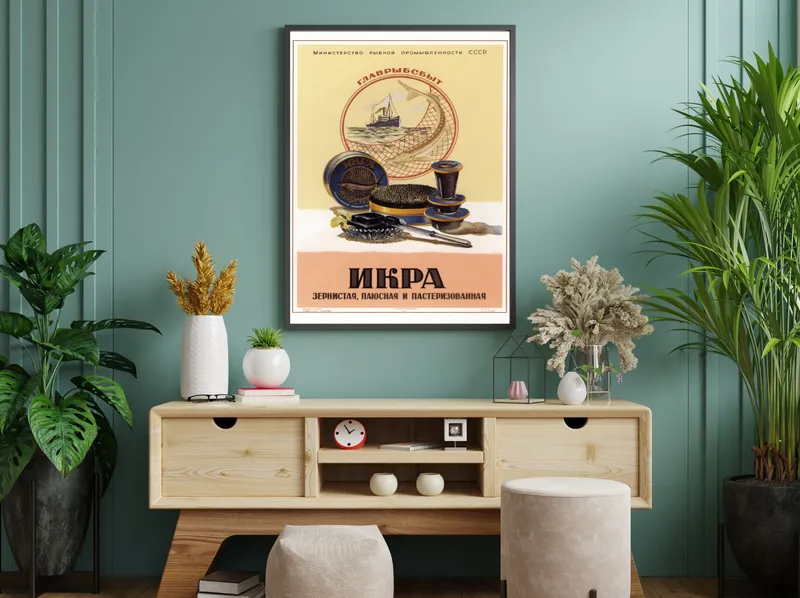 Постер «Советские постеры - Зернистая икра» над диваном в гостиной