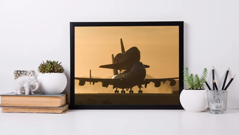 Постер «Паромный рейс» над диваном в гостиной