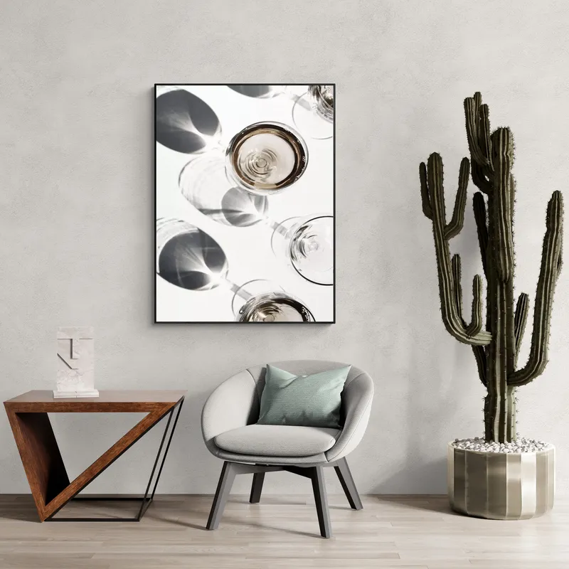 Постер «Бокалы Белого Вина» над диваном в гостиной