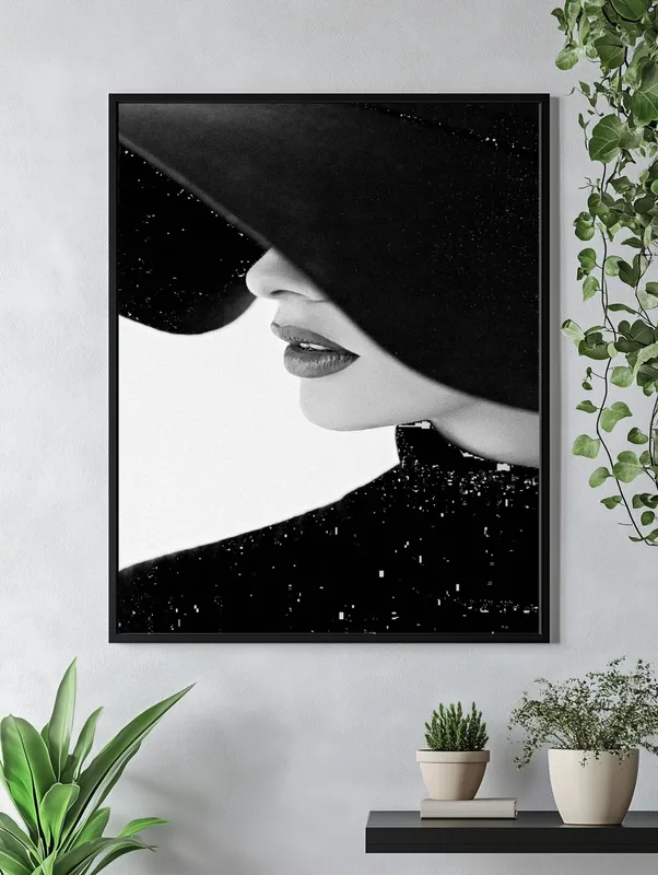 Постер «Загадочная Девушка» на стене в офисе