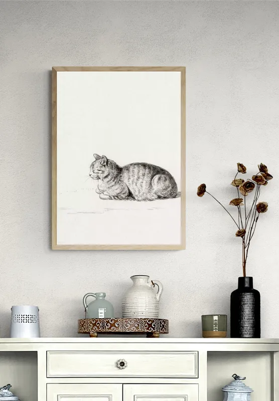 Постер «Кошки - Спящая кошка» над диваном в гостиной