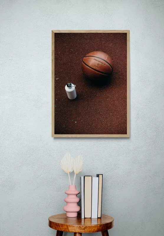 Постер «Баскетбольный мяч» на стене в офисе