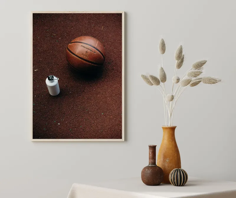 Постер «Баскетбольный мяч» над диваном в гостиной