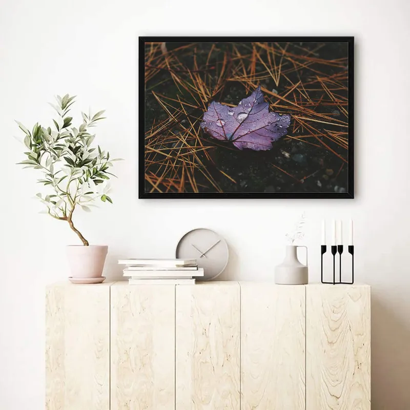 Постер «Кленовый лист» на стене в офисе