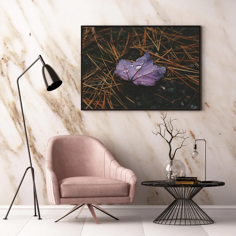 Постер «Кленовый лист» над диваном в гостиной