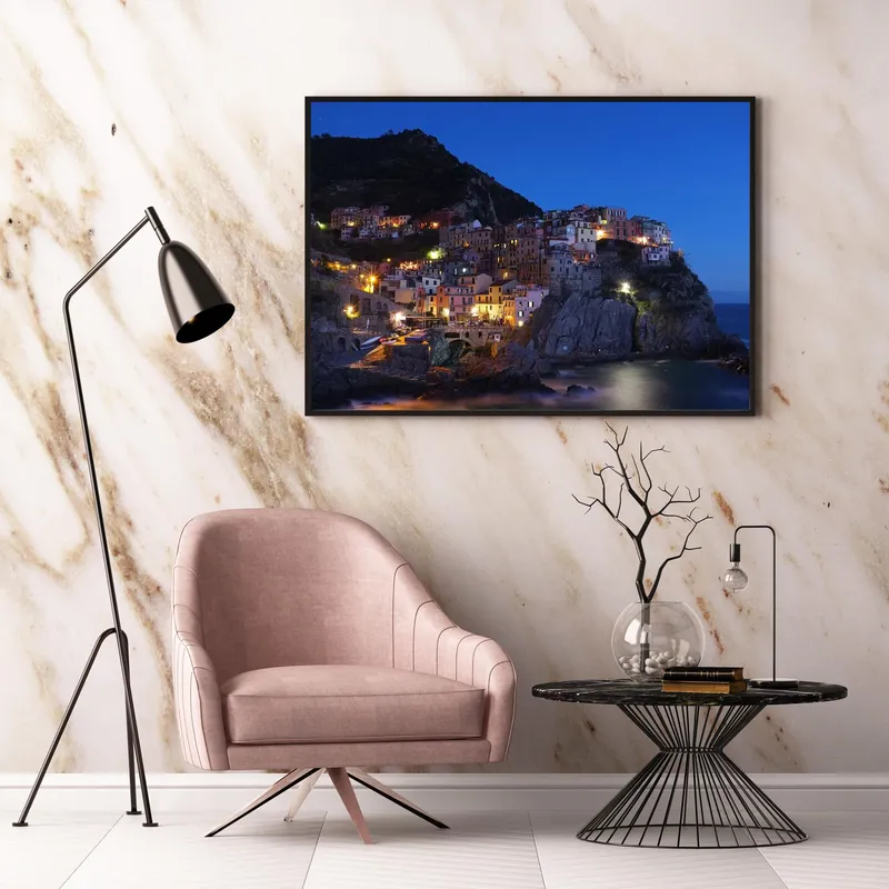 Постер «Чинкве-Терре» над диваном в гостиной