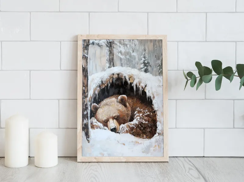 Постер «Медведь в зимней берлоге» над диваном в гостиной