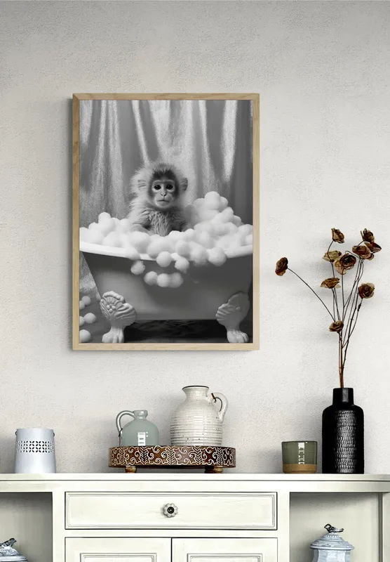 Постер «Обезьянка в ванной» над диваном в гостиной