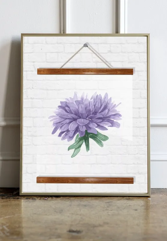 Постер «Прозрачный постер - Большая шапочка сиреневой астры» над диваном в гостиной