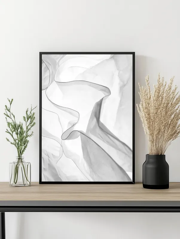 Постер «Мятая Бумага» над диваном в гостиной