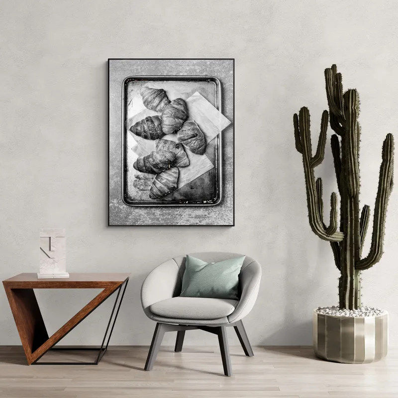 Постер «Французские Круассаны» на стене в офисе