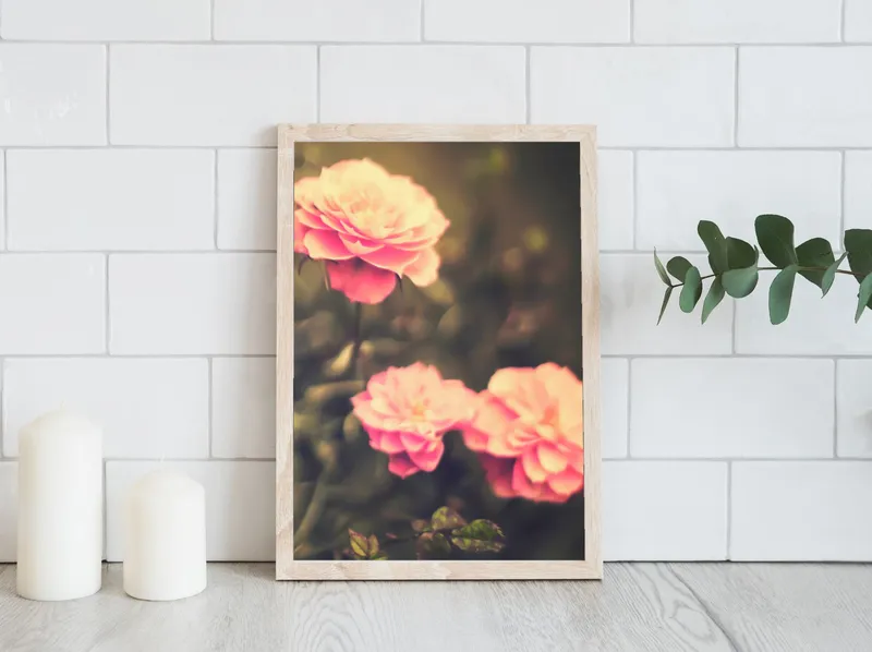 Постер «Винтажные розы в саду» над диваном в гостиной