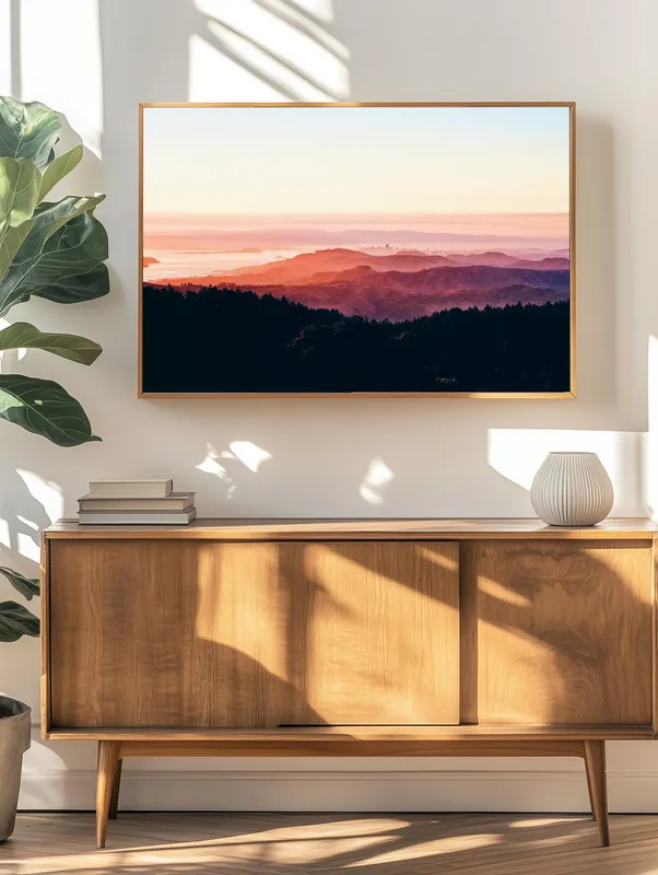 Постер «Волнистые холмы» над диваном в гостиной