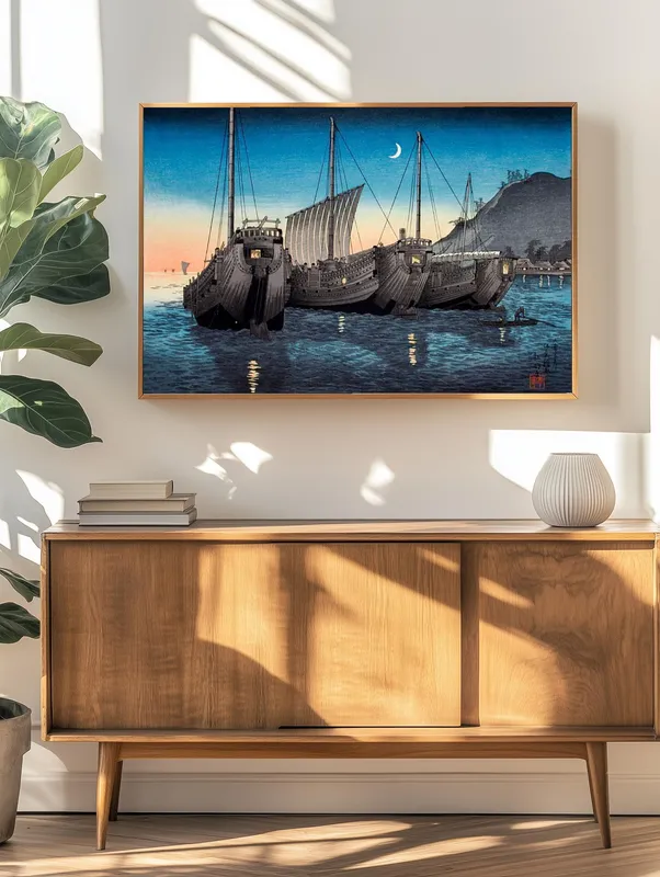 Постер «Джонки в заливе Инатори, Идзу» над диваном в гостиной