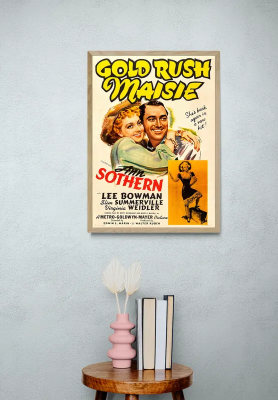 Постер «Золотая лихорадка Мэйзи» над диваном в гостиной