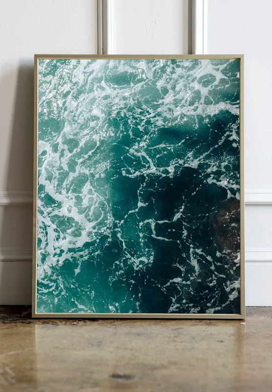 Постер «Морская пена» на стене в офисе