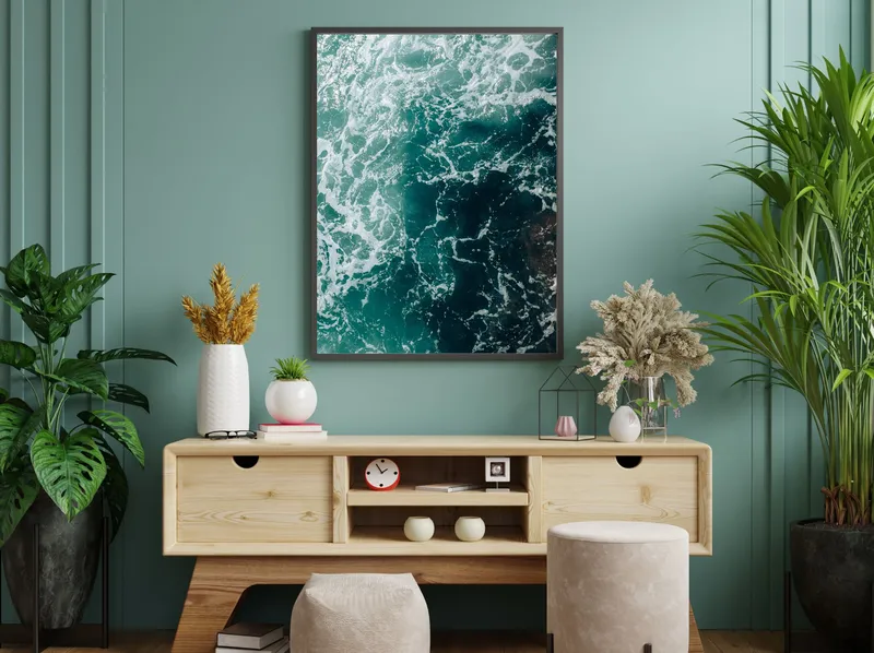 Постер «Морская пена» над диваном в гостиной