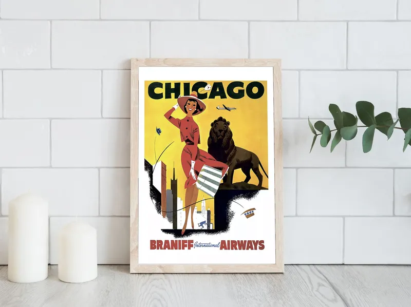 Постер «Braniff Airways» над диваном в гостиной