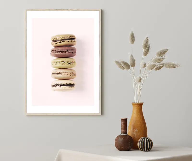 Постер «Макаруны» на стене в офисе