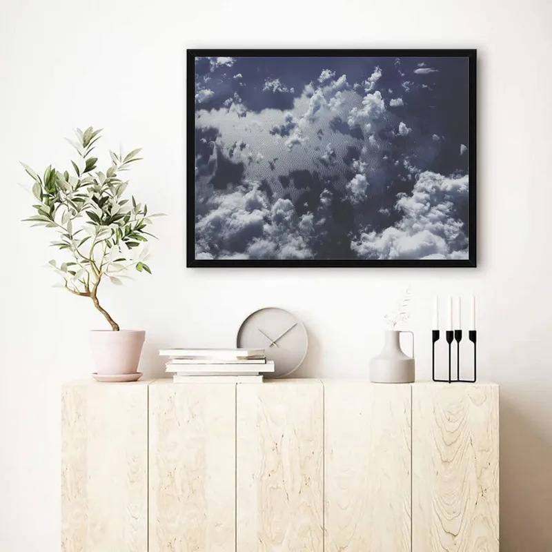 Постер «Море облаков» над диваном в гостиной
