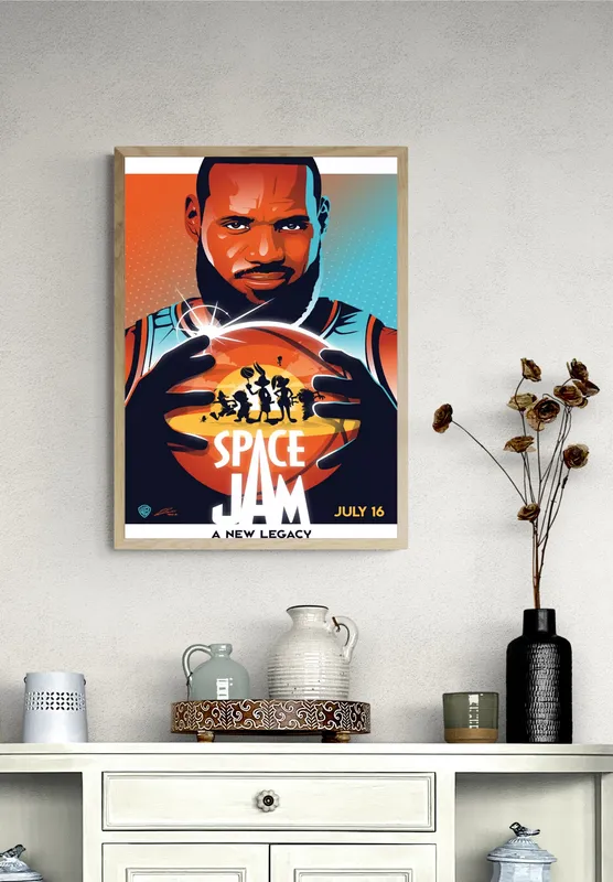 Постер «Космический джем новое поколение» над диваном в гостиной