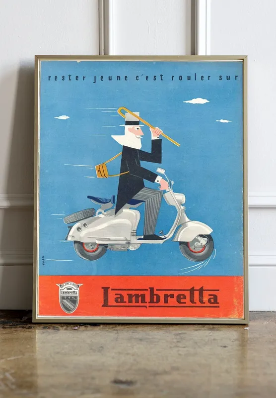 Постер «Мотоциклы - Мотоцикл Lambretta» над диваном в гостиной