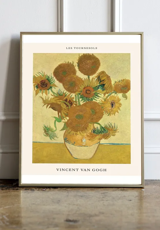 Постер «Винсент Ван Гог - Подсолнухи» над диваном в гостиной