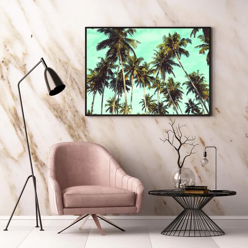 Постер «Пальмы в голубом цвете» на стене в офисе