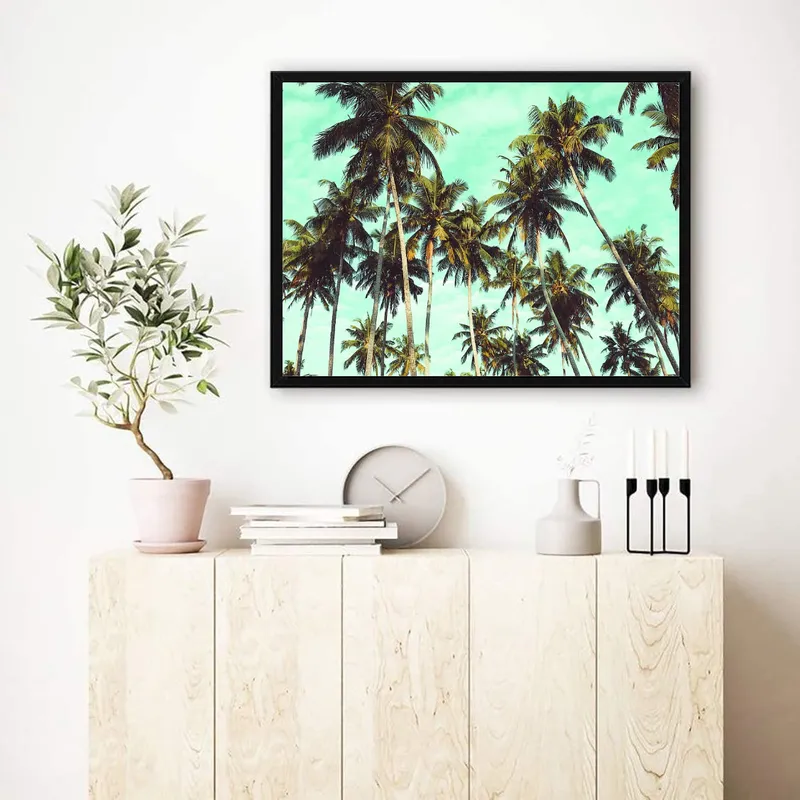 Постер «Пальмы в голубом цвете» над диваном в гостиной