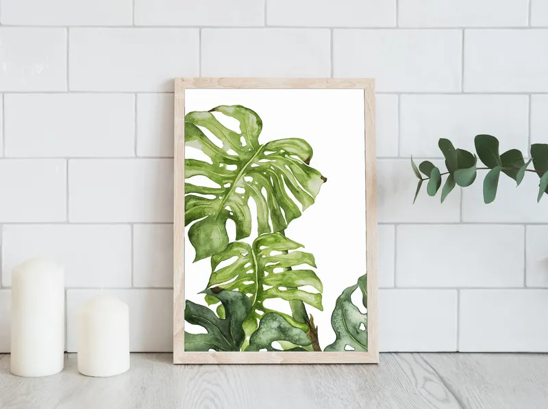 Постер «Монстера - Акварельная монстера» над диваном в гостиной