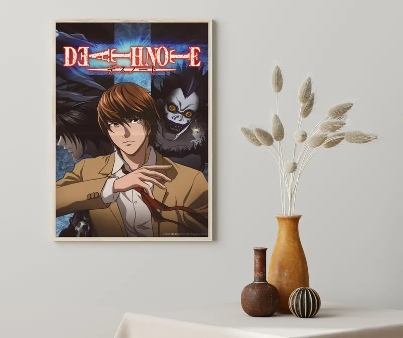 Постер «Обложка манги Тетрадь смерти. Эл, Лайт и Рюк» над диваном в гостиной