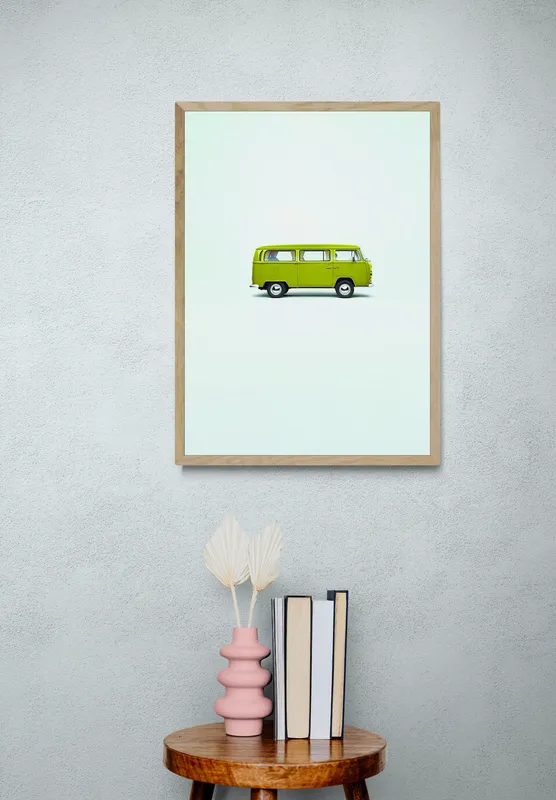 Постер «Фольксваген Т2» над диваном в гостиной
