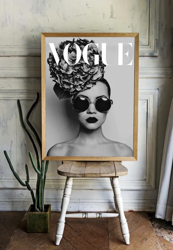 Постер «Вог - Темные Акценты» над диваном в гостиной