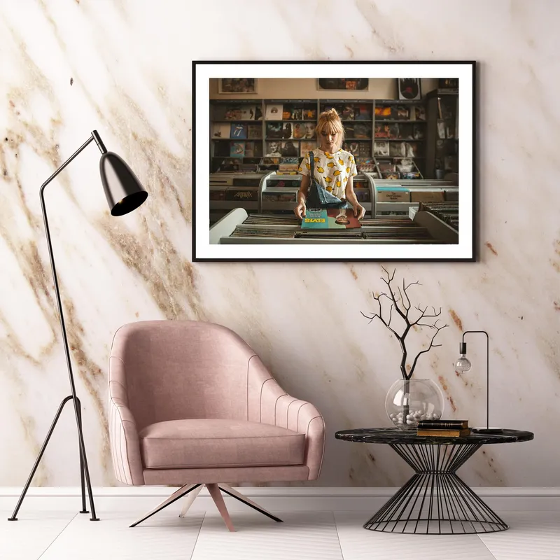 Постер «Девушка с пластинкой» на стене в офисе