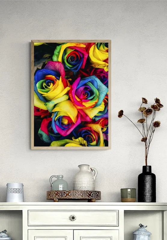 Постер «Разноцветные бутоны роз» над диваном в гостиной
