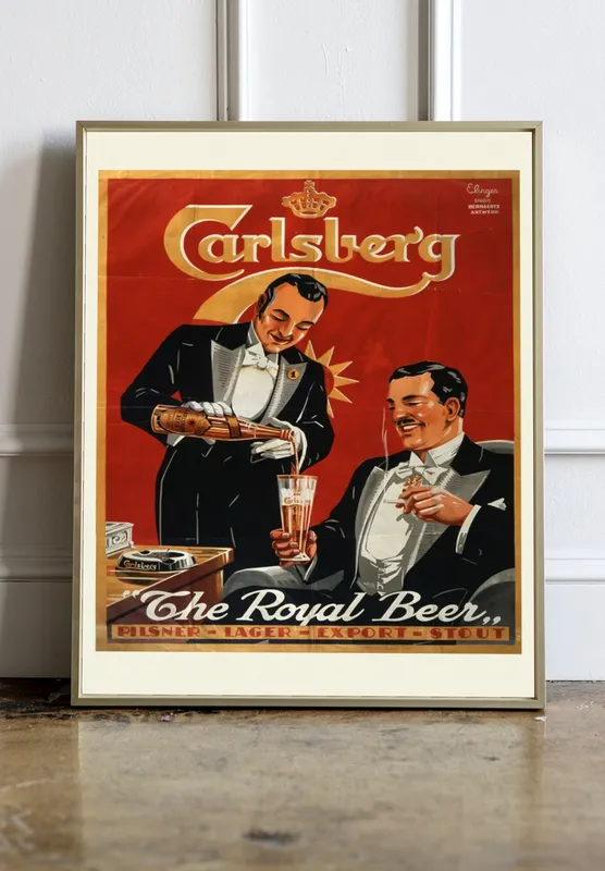 Постер «Рекламный плакат - Пиво Carlsberg &amp;quotThe Royal Beer&amp;quot» над диваном в гостиной