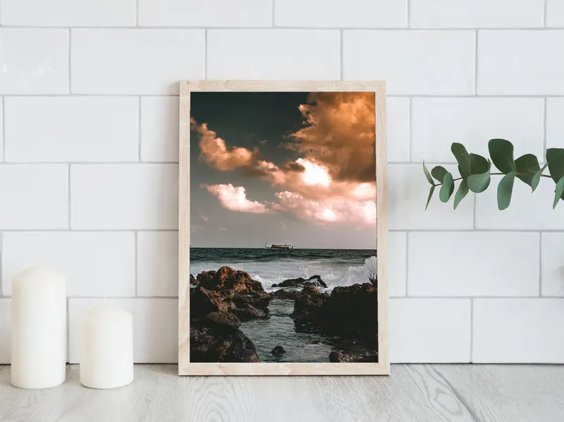 Постер «Эстетичное фото моря» над диваном в гостиной