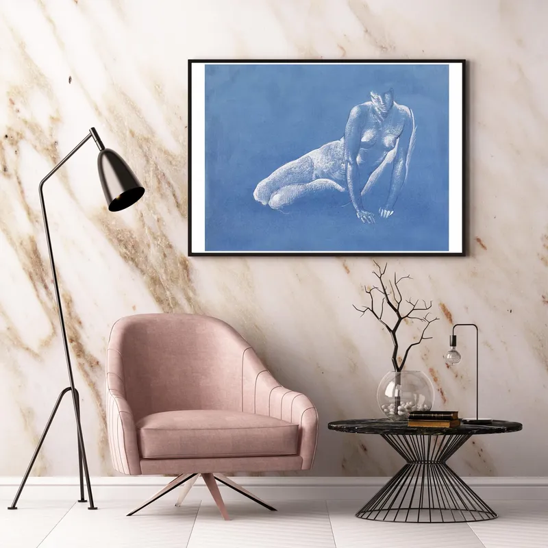 Постер «Рисунок Женщины» над диваном в гостиной