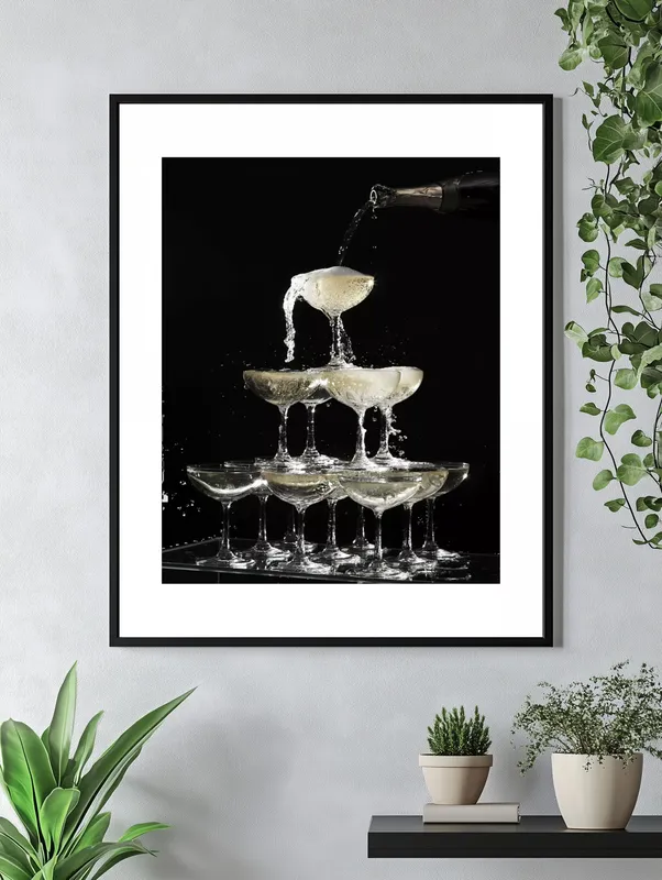 Постер «Пирамида из Шампанского» на стене в офисе