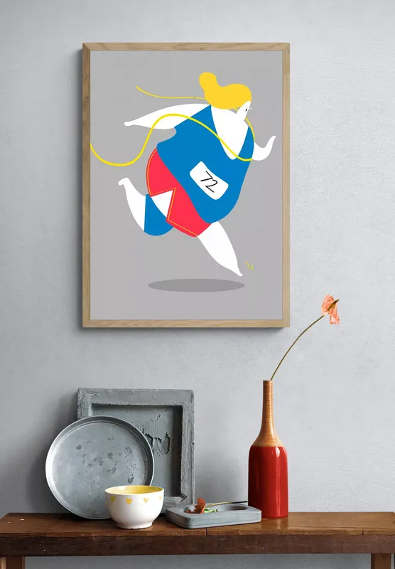 Постер «Бегущая девушка» над диваном в гостиной