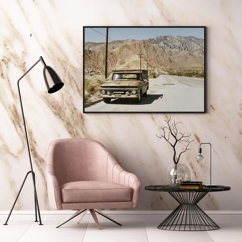 Постер «Старый грузовик в калифорнийской пустыне» на стене в офисе