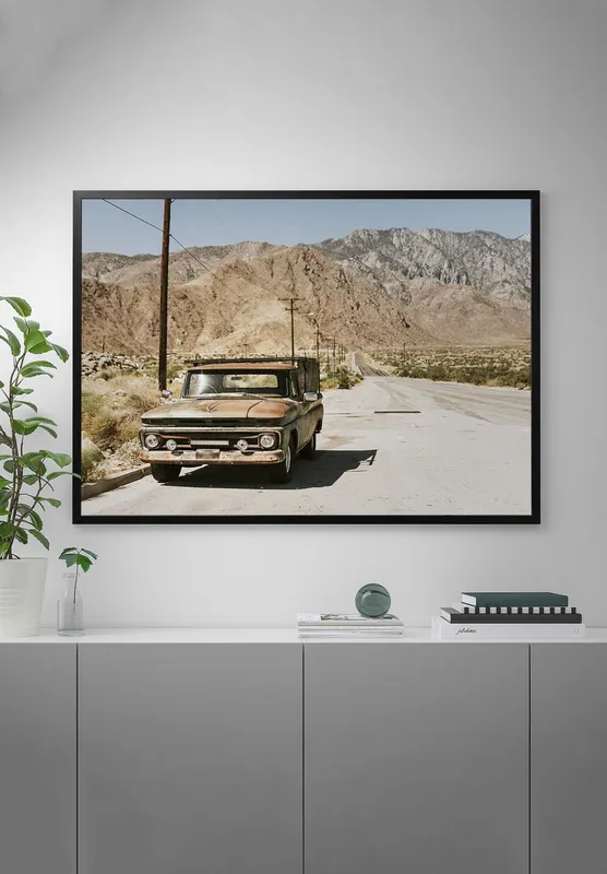 Постер «Старый грузовик в калифорнийской пустыне» над диваном в гостиной