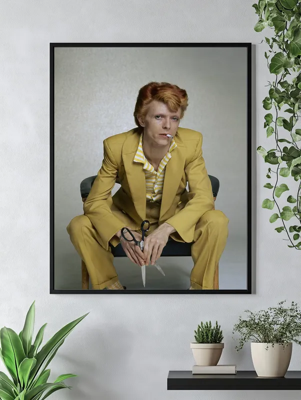 Постер «Дэвид Боуи» над диваном в гостиной