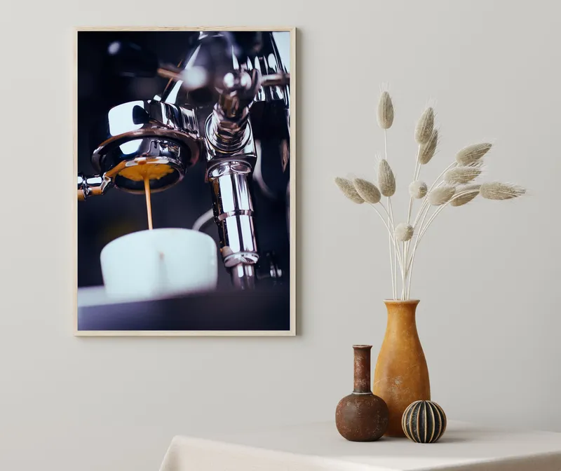 Постер «Готовка кофе» над диваном в гостиной