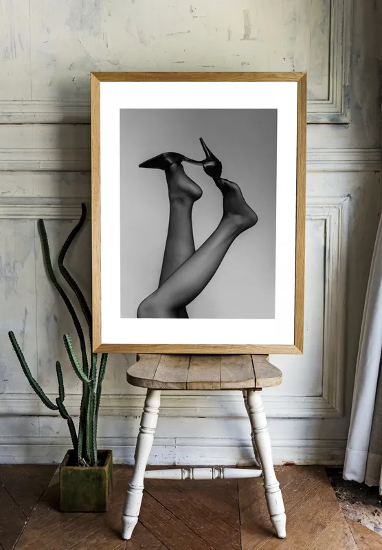 Постер «Черные Женские Туфли» на стене в офисе