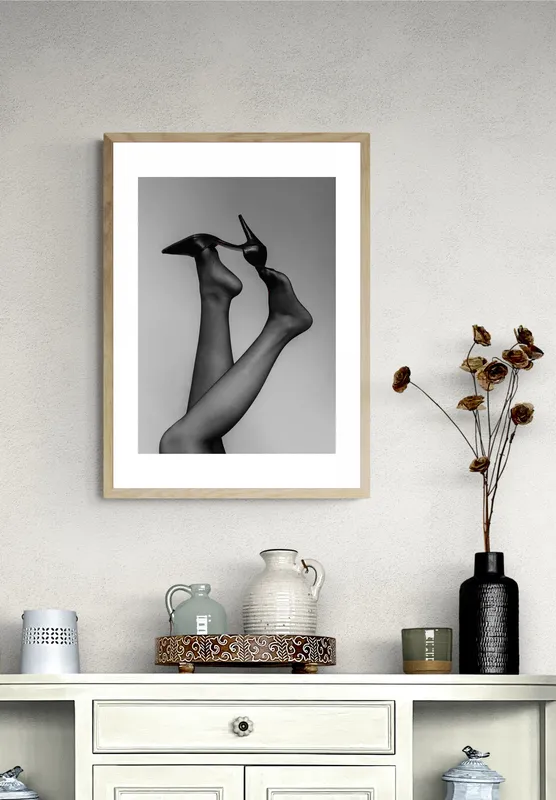 Постер «Черные Женские Туфли» над диваном в гостиной