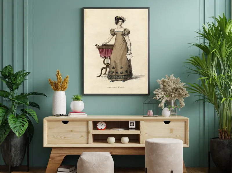 Постер «Англичанка в вечернем платье» над диваном в гостиной