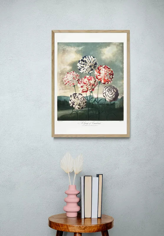 Постер «Пестрые гвоздики» над диваном в гостиной