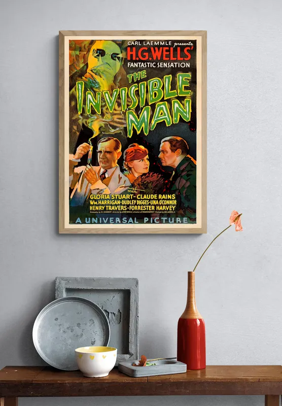 Постер «Человек-невидимка 1933» над диваном в гостиной